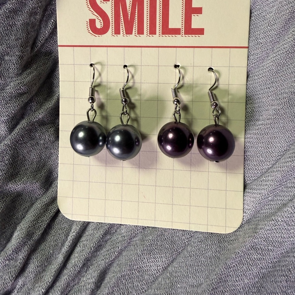 🧚🏻‍♀️ Gray & Plum Metallic Faux Pearl Drop Earrings Set of 2 NWOT